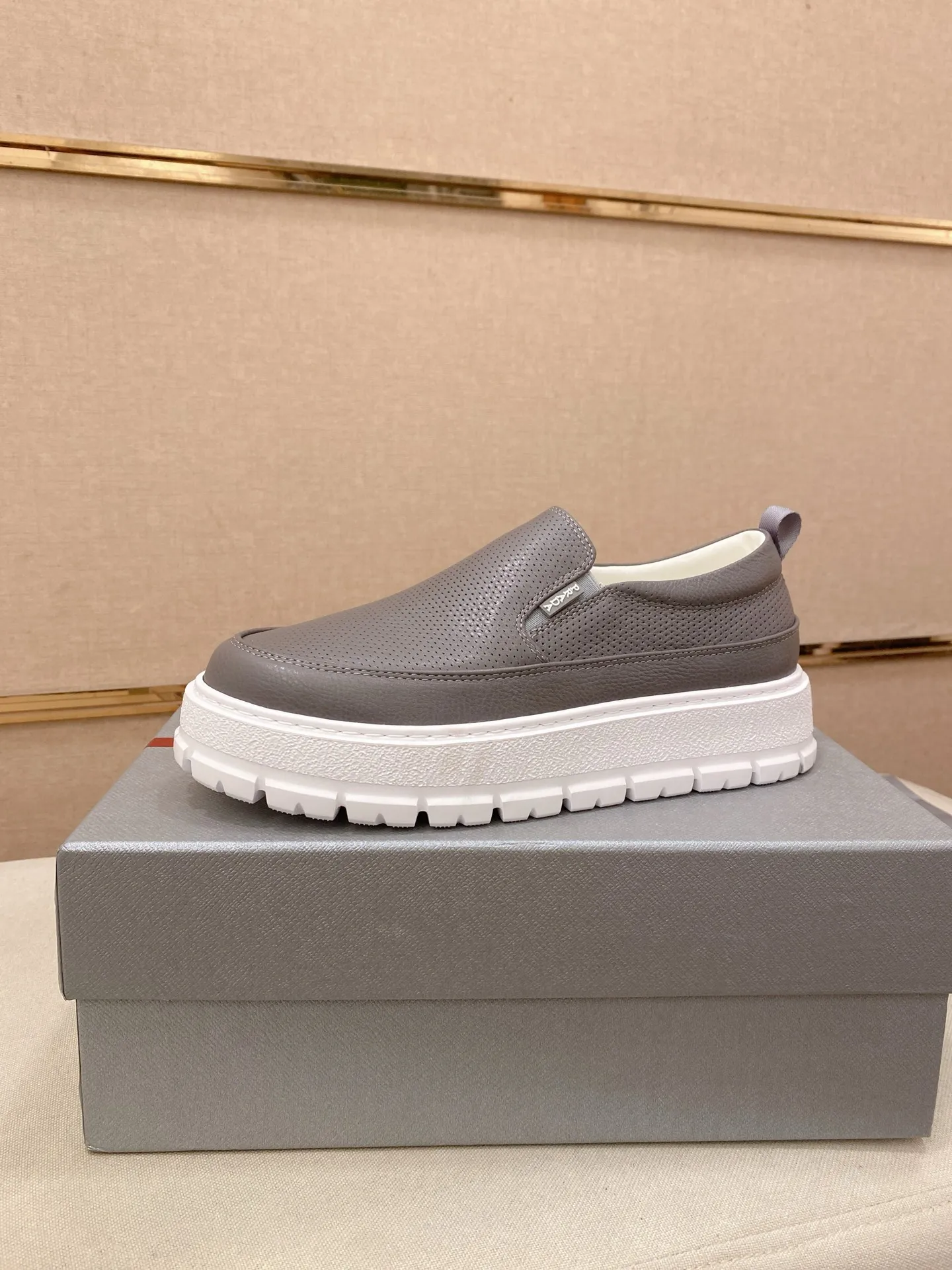 Men's shoes 💰 580💰 ✔️✔️✔️High version High-quality new PRADA (Prada) counters are launched simultaneously, new men's shoes, 😘fabrics are selected from first-layer cowhide fabrics. Lining: Imported cowhide leather lining. 👍🏿High-end☄️Open-molded non-slip rubber outsole, exquisite lines, simple and elegant, comfortable and high-end for leisure travel. Code number: 38 to 45
